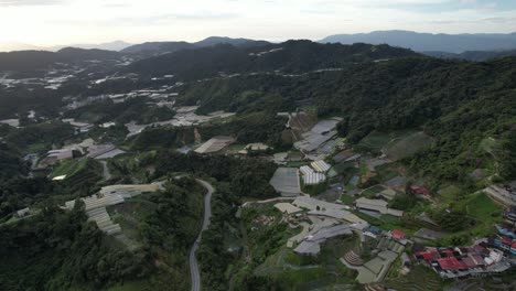 vista general del paisaje del distrito de brinchang dentro del área de cameron highlands de malasia
