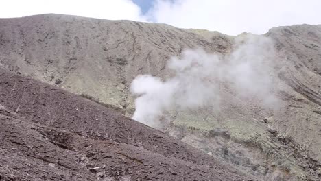 humo blanco liberado de respiraderos volcánicos en el volcán mt balbi en el destino remoto de bougainville, papúa nueva guinea en una desafiante aventura de caminata y escalada de varios días