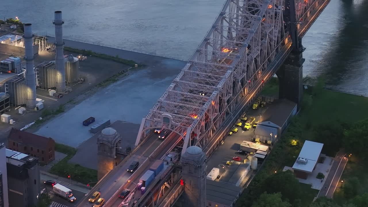 Vista sull'East River e sul Queensboro Bridge a New York