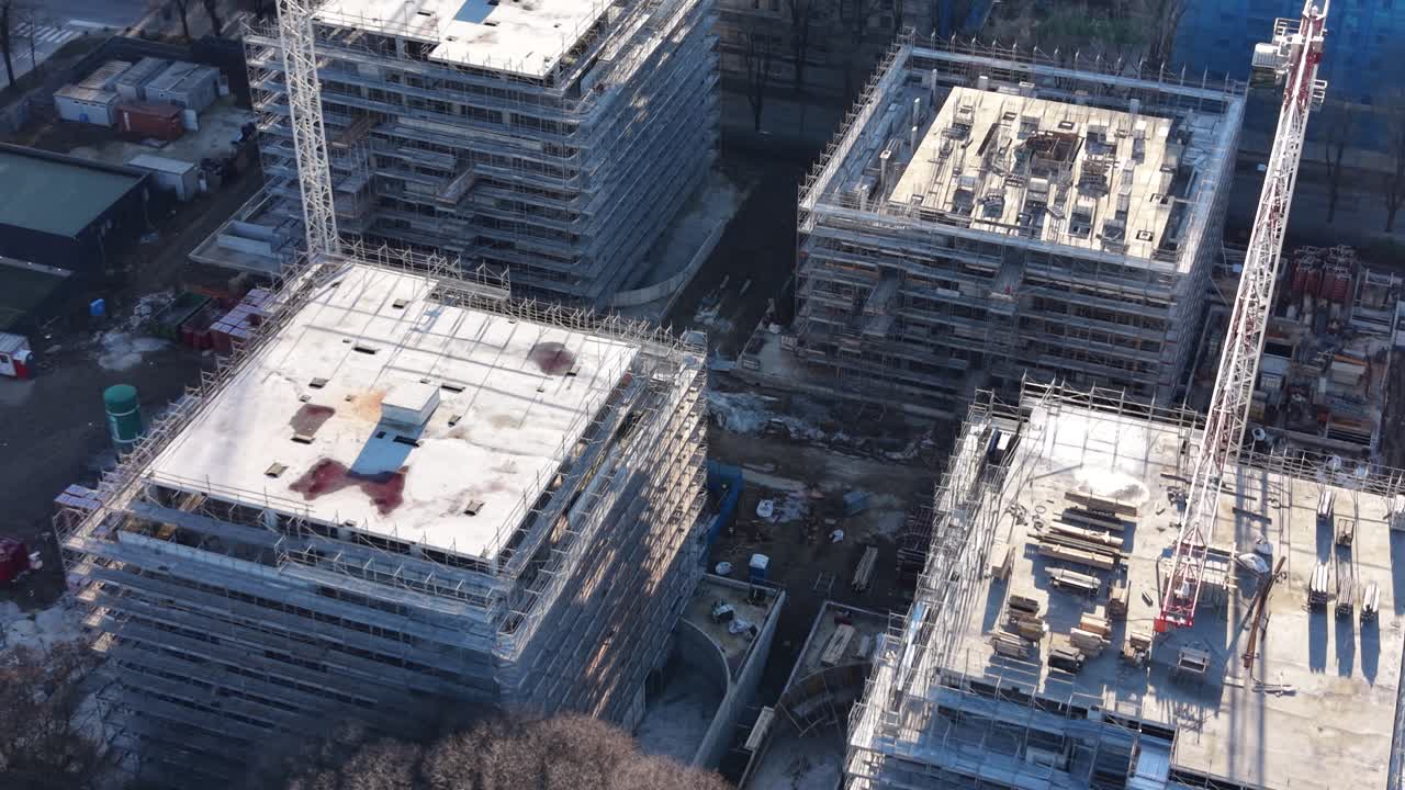 Costruzione di un moderno complesso residenziale in area urbana europea