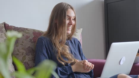 Junge-Frau-Mit-Laptop-Bei-Einem-Videoanruf