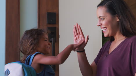 Mutter-Gibt-Tochter-High-Five,-Als-Sie-Das-Haus-Zur-Schule-Verlässt