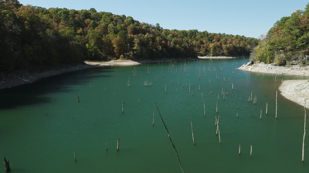 viejos pilotes de madera sobre el lago en la cueva de eagle hollow, arkansas, estados unidos