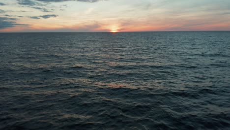 Puesta-De-Sol-Dorada-En-El-Mar-Báltico-Con-Nubes-Dramáticas