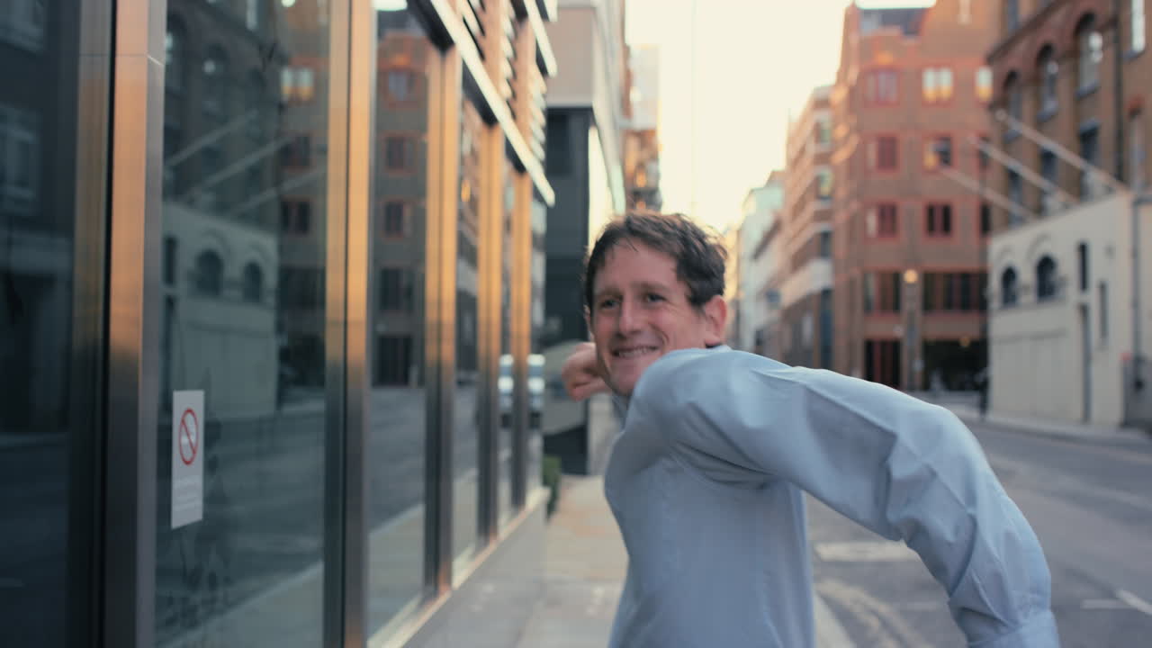 현대  ⁇ 키 백인 사업가 거리 댄서 도시에서 프리스타일 춤