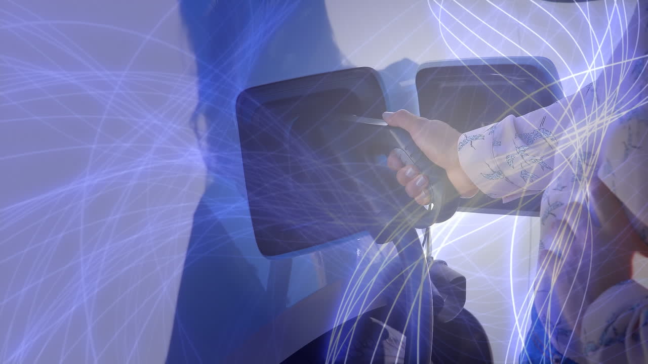 mujer cargando un coche eléctrico con una red de conexiones en movimiento