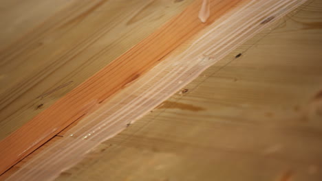 aplicación de pegamento de madera a las tablas de madera
