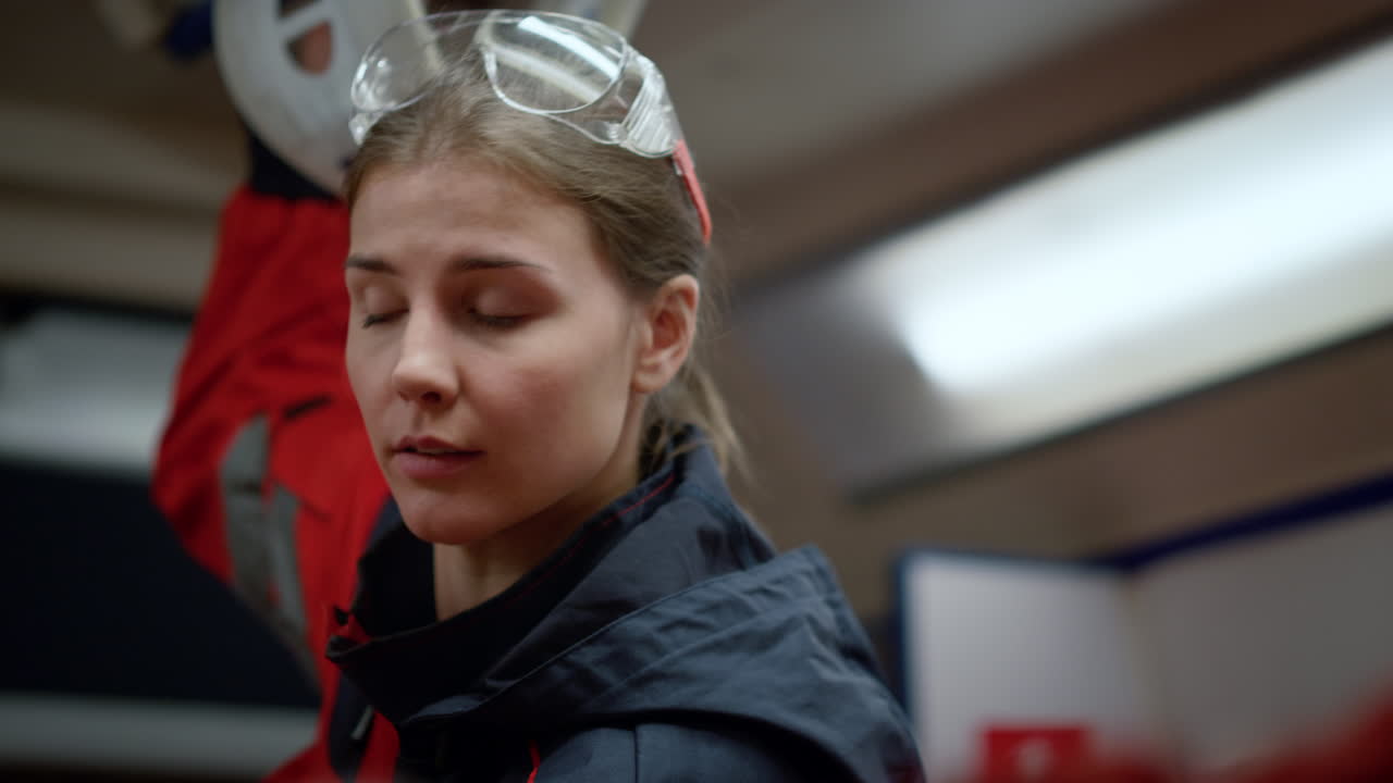 equipo de rescate conduciendo un coche de ambulancia