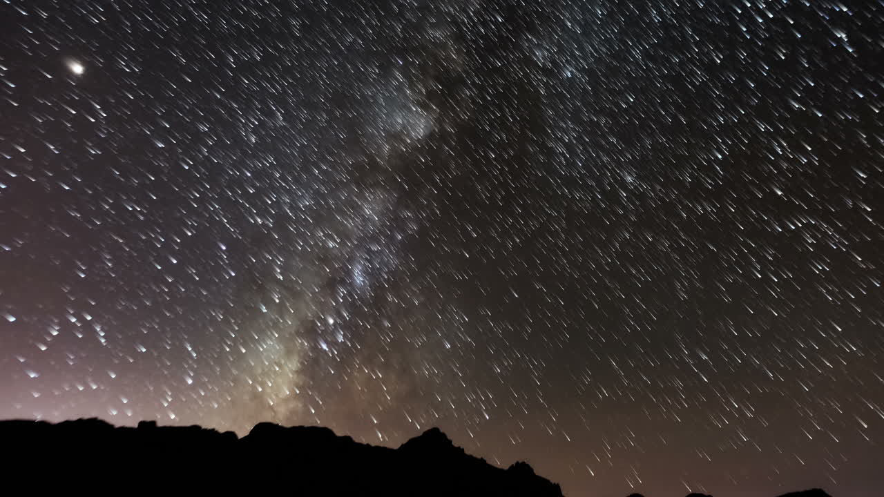 secuencia de lapso de tiempo startrail de la vía láctea en el parque nacional del teide en tenerife