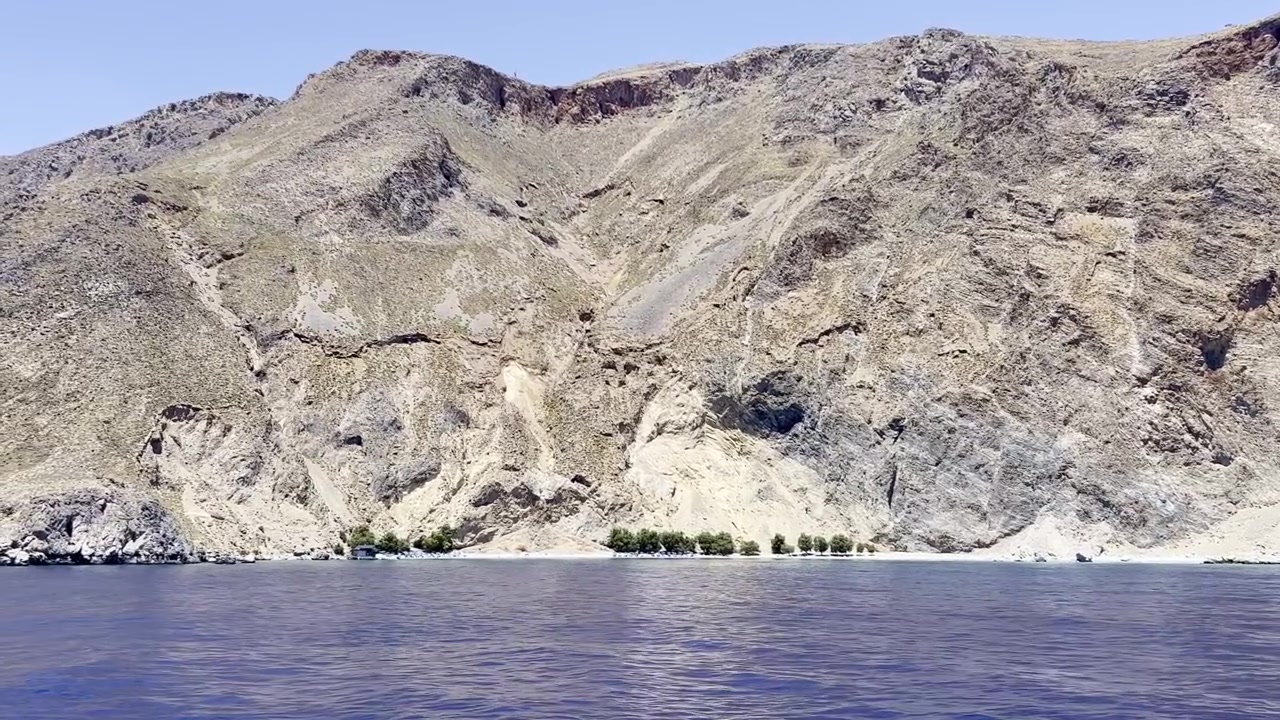 Girit, Yunanistan'daki Glyka Nera plajından geçen feribot.