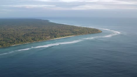 Vuelo-Aéreo-Sobre-El-Océano-Azul-Hacia-El-Promontorio-De-La-Isla-De-Tonga