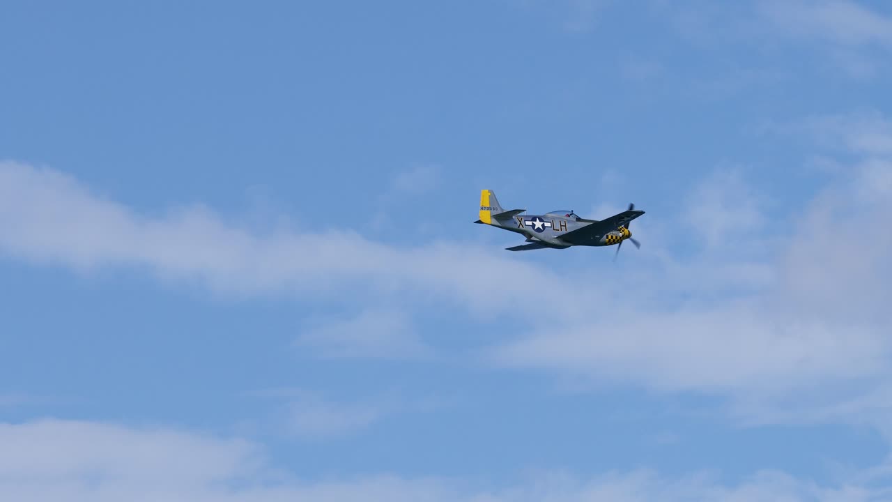 viejo avión militar ejecuta trucos de vuelo en un cielo despejado