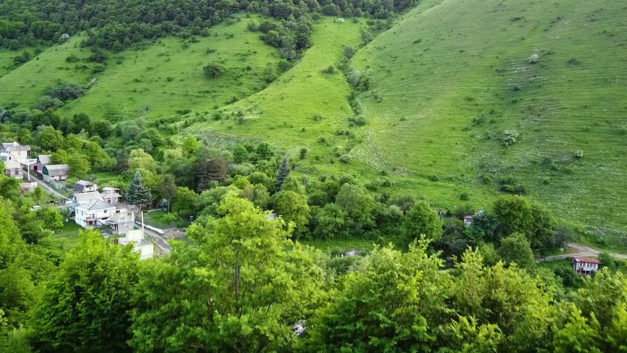 drone volando a través de la carpa hacia atrás