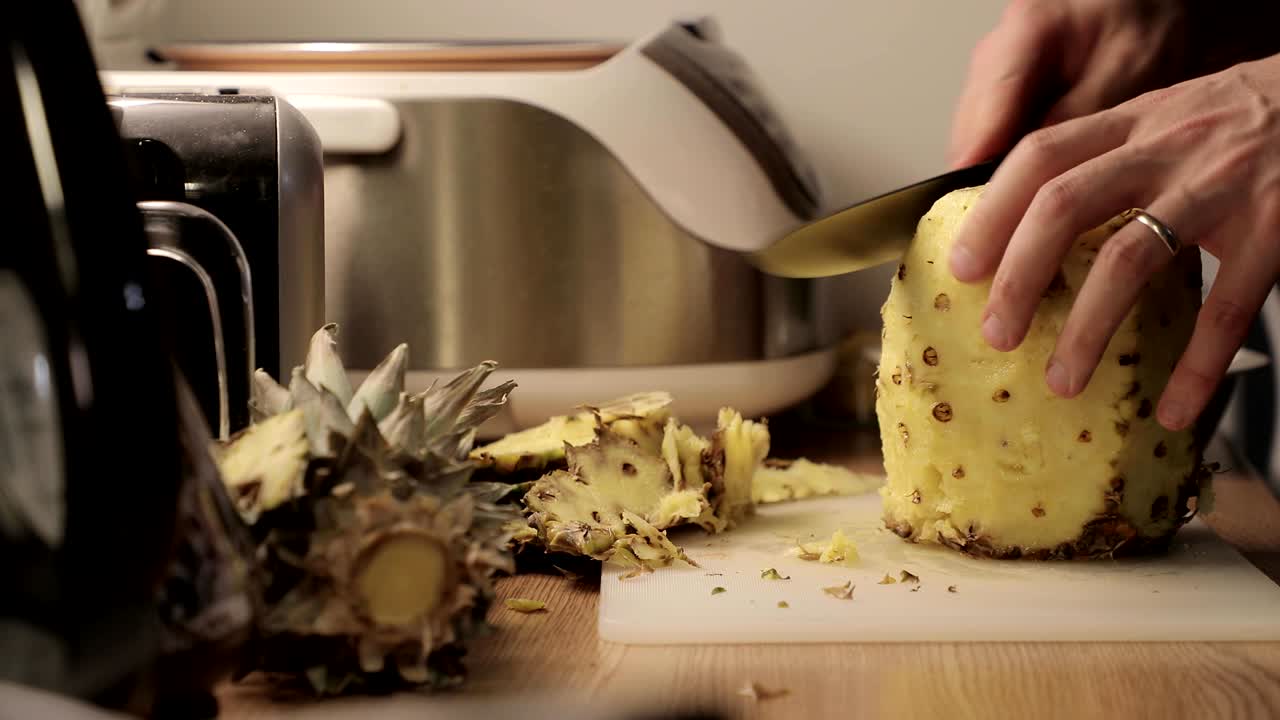 파인애플을 잘라내는 클로즈업