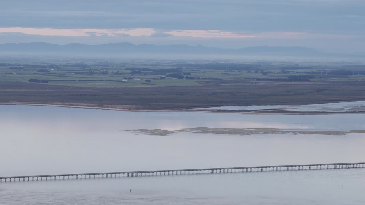 멀리 구름과 산이 있는 뉴질랜드의 드라마틱하고 아름다운 풍경
