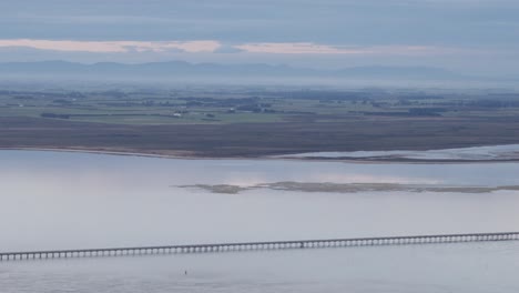 El-Espectacular-Y-Hermoso-Paisaje-De-Nueva-Zelanda-Con-Nubes-Y-Montañas-En-La-Distancia