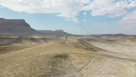 dj tocando música en el desierto