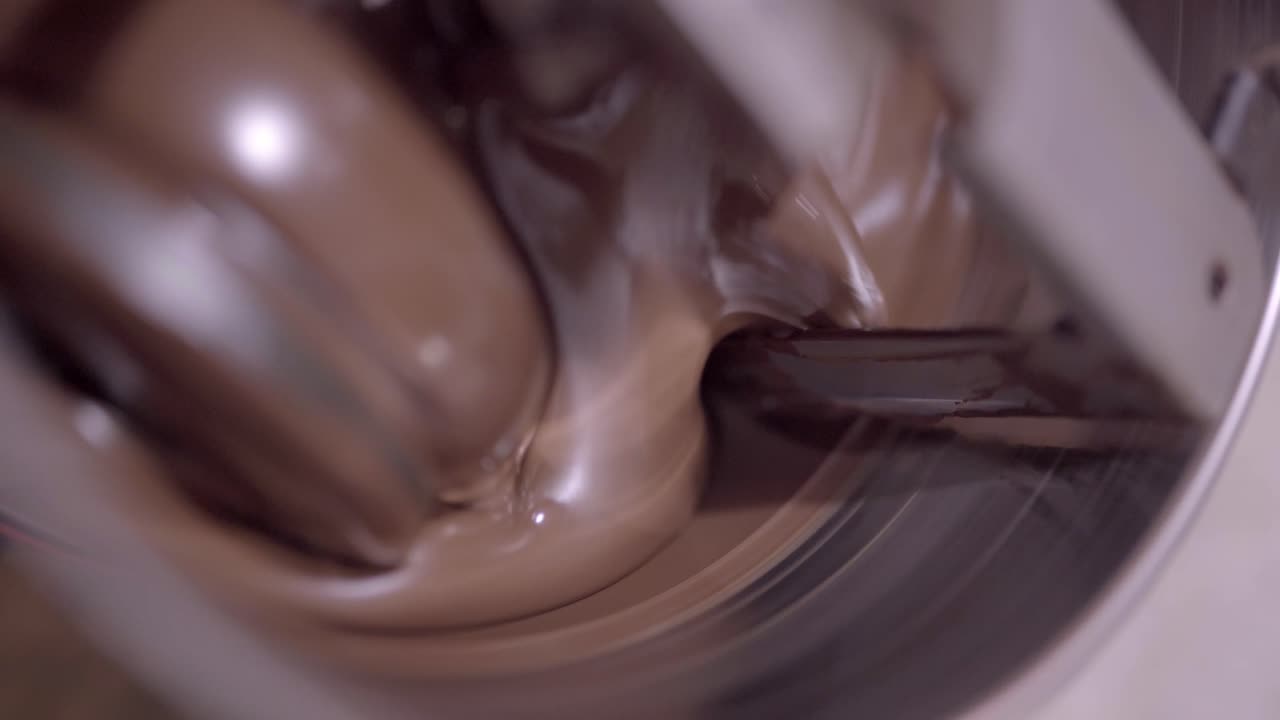 deliciosa mezcla de chocolate líquido en la máquina de concha