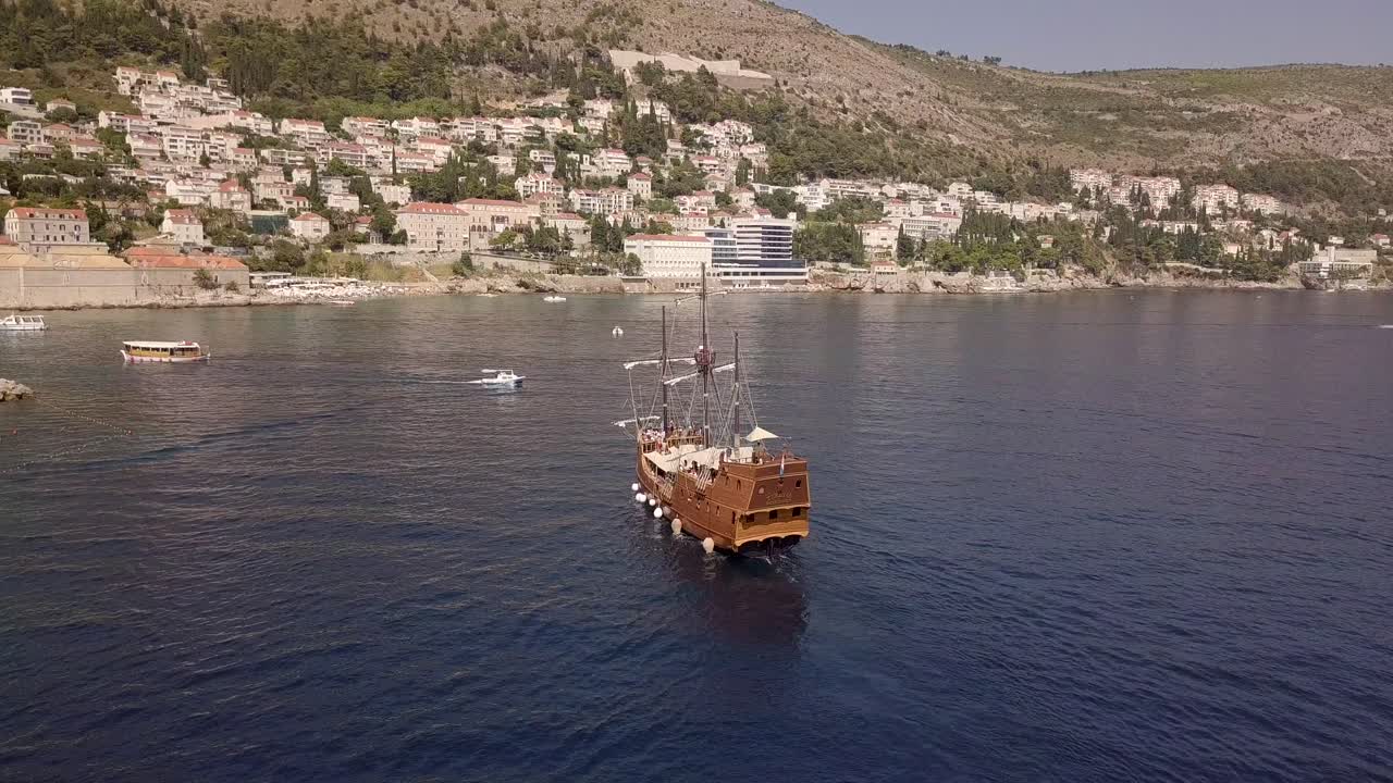 AEREA: Vecchia barca che naviga a Dubrovnik, Croazia