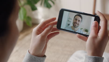 Mujer-Joven-Teniendo-Video-Chat-Usando-Un-Teléfono-Inteligente-En-Casa-Charlando-Con-Su-Novio-Mostrando-Peinado-Compartiendo-Estilo-De-Vida-Disfrutando-De-Una-Relación-De-Larga-Distancia