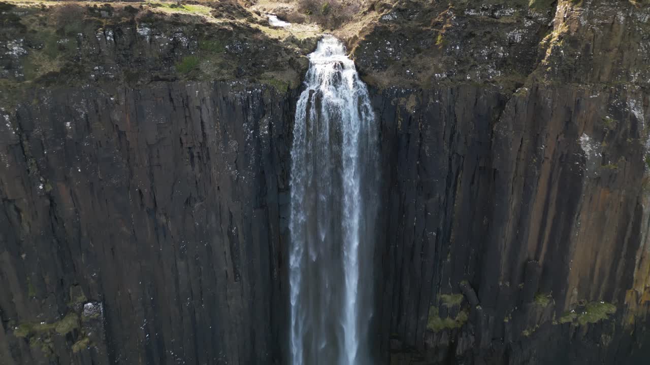 primer plano al revés dron carretilla disparo de agua cayendo sobre las cataratas de la harina en escocia