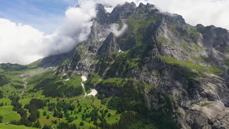 ripresa aerea cinematografica che vola verso la montagna a grindelwald, nelle alpi bernesi svizzere