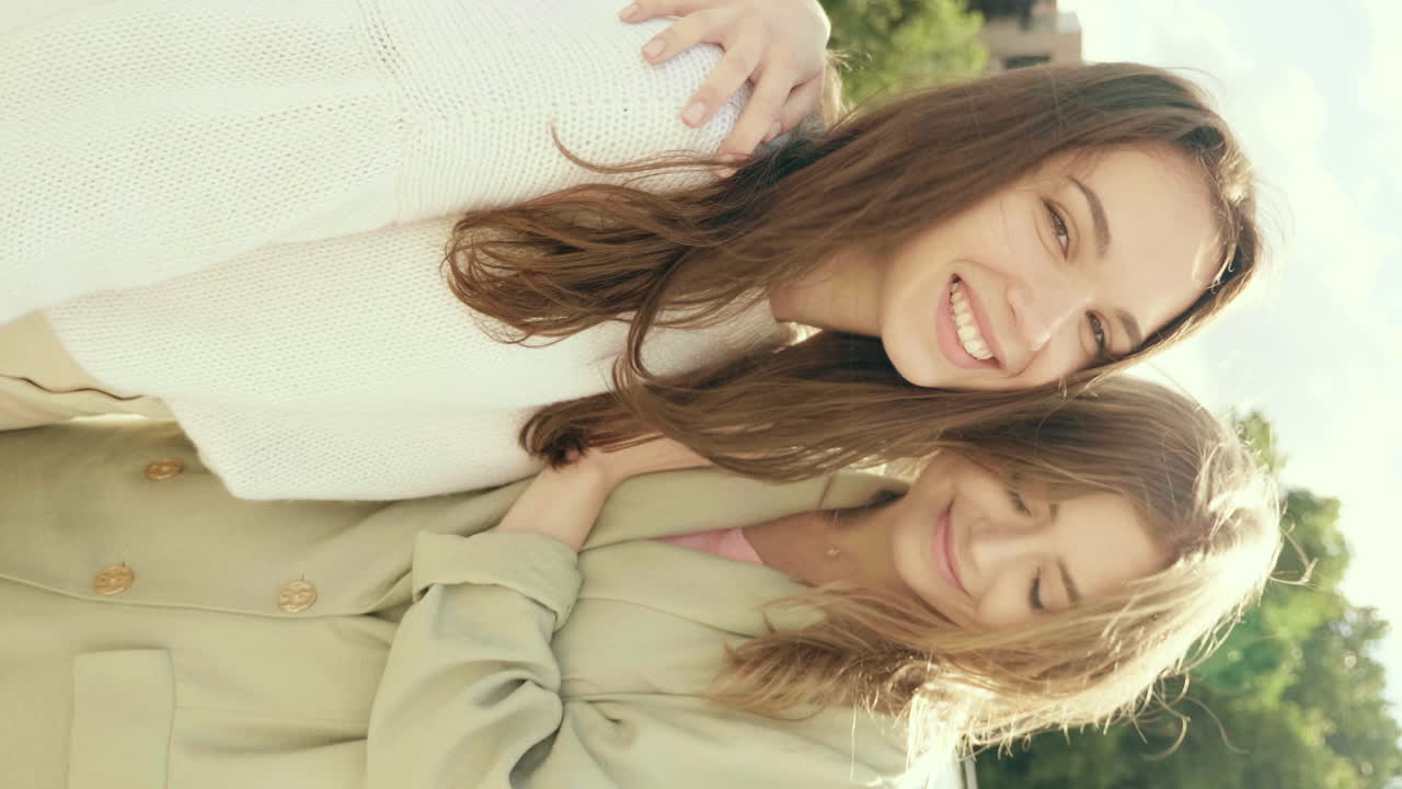 두 친구가 야외에서 포즈를 취하고 있습니다.