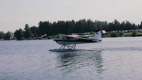 Wasserflugzeug-Landete-In-Lake-Hood,-Anchorage,-Alaska