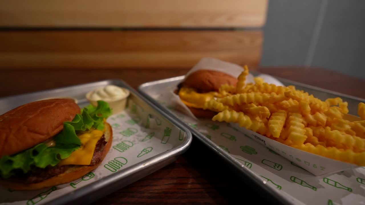 Crinkle french fries and burgers at Shake Shack. Panning shot