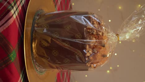 Panettone-Italiano-Tradicional-Envuelto-En-Navidad,-Pan-Festivo-Dulce