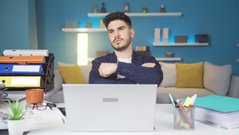 un joven empresario reflexivo que no está contento con la situación.