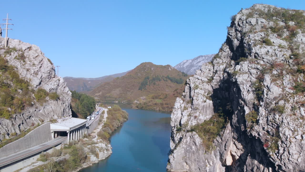 보스니아 산 계곡 강 풍경, 공중을 통해 경치 좋은 도로