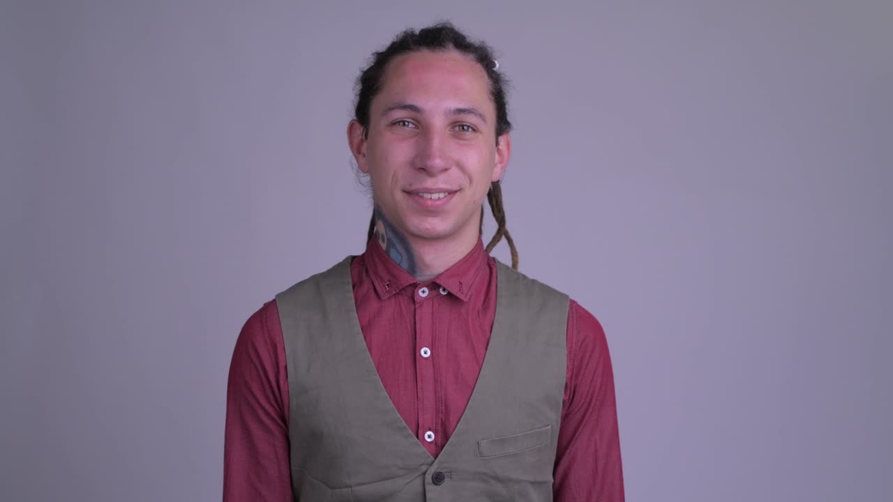 joven hombre de negocios guapo con dreadlocks