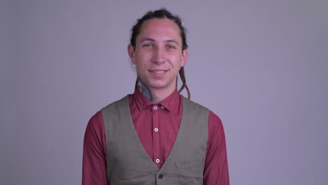 joven hombre de negocios guapo con dreadlocks