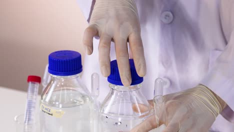 el científico lleva a cabo un experimento químico con precisión y cuidado