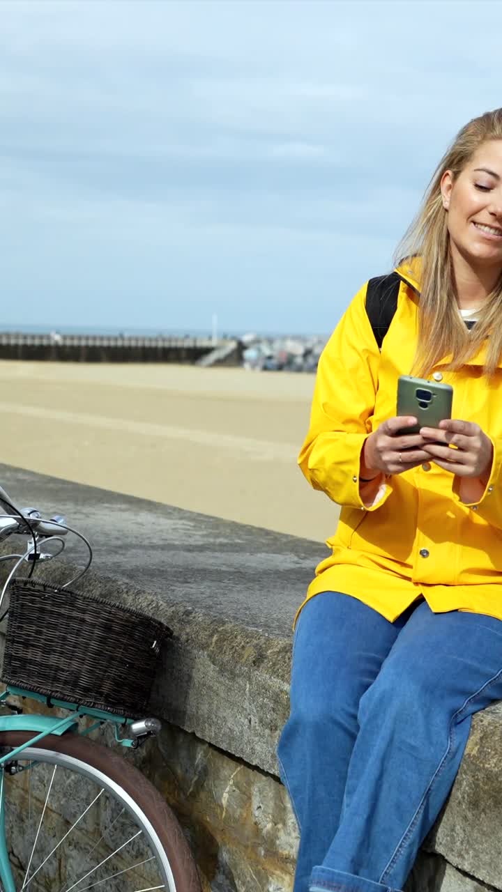 una mujer tomando una selfie en la playa.