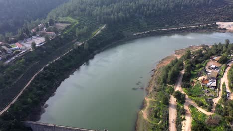 vista aérea de una presa y un embalse en una región montañosa