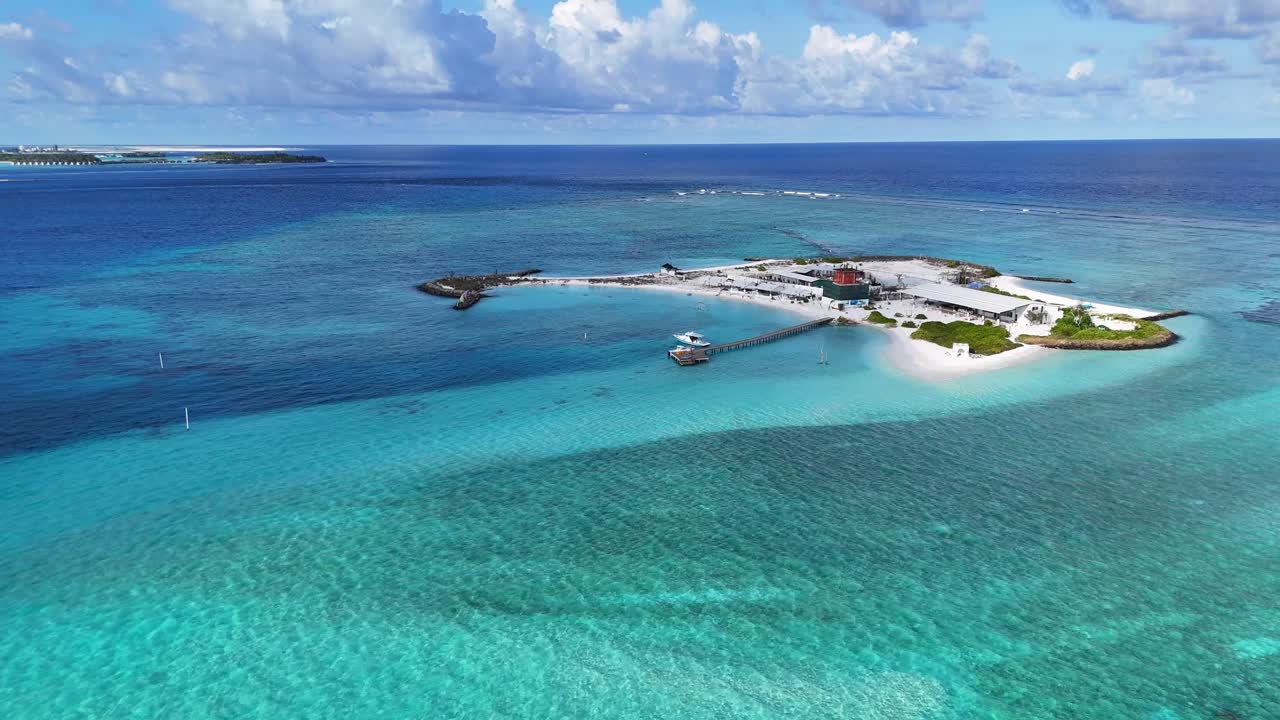 Banco di sabbia e laguna poco profonda vicino all'isola di Maafushi, Maldive. Vista aerea.