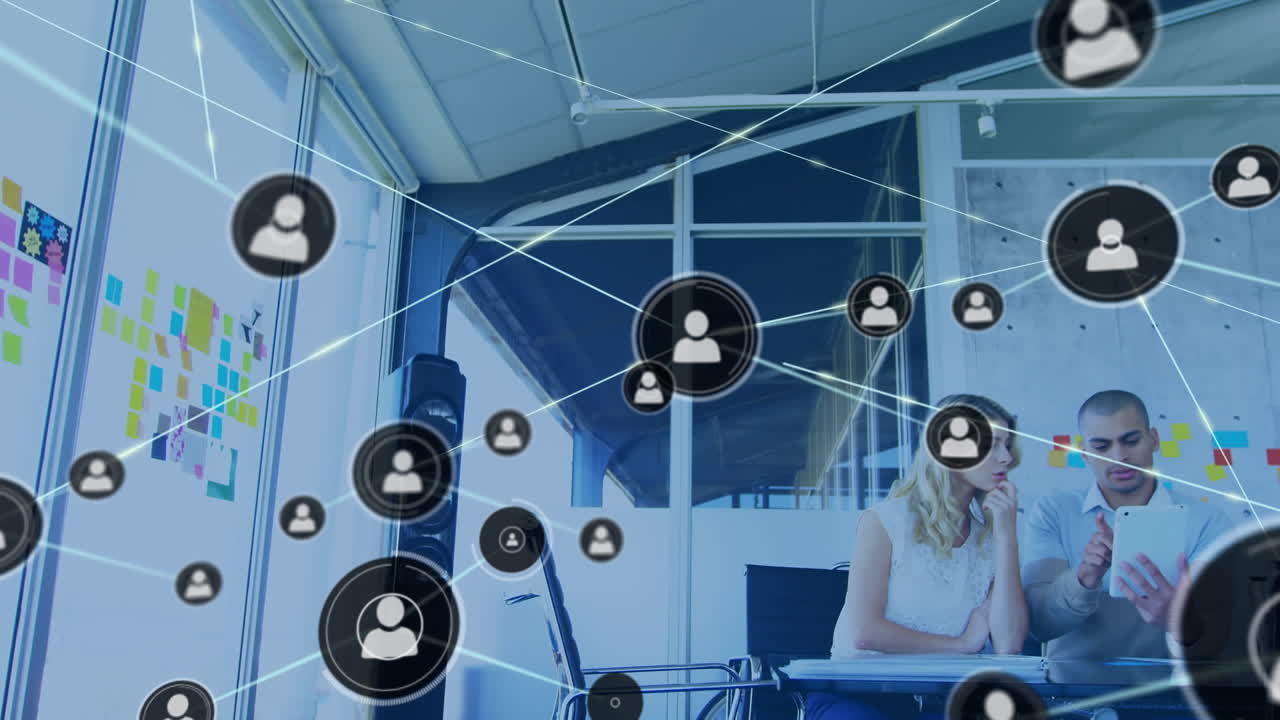 animación de iconos de perfil conectados con líneas sobre diversos compañeros de trabajo discutiendo informes en la tableta