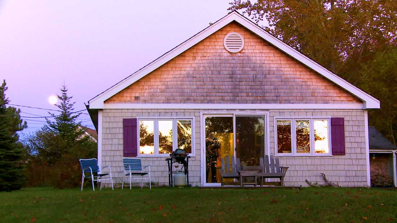 달이 뜨는 뉴잉글랜드나 메인에 있는 여름 별장의 멋진 황혼