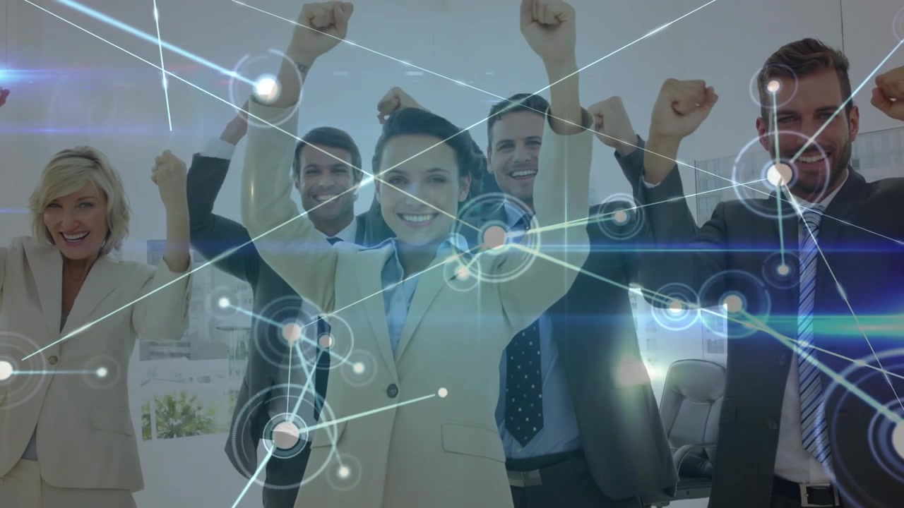 Equipe de negócios no escritório com uma rede sobrepondo o horizonte, levantando os punhos com nós, celebrando o sucesso