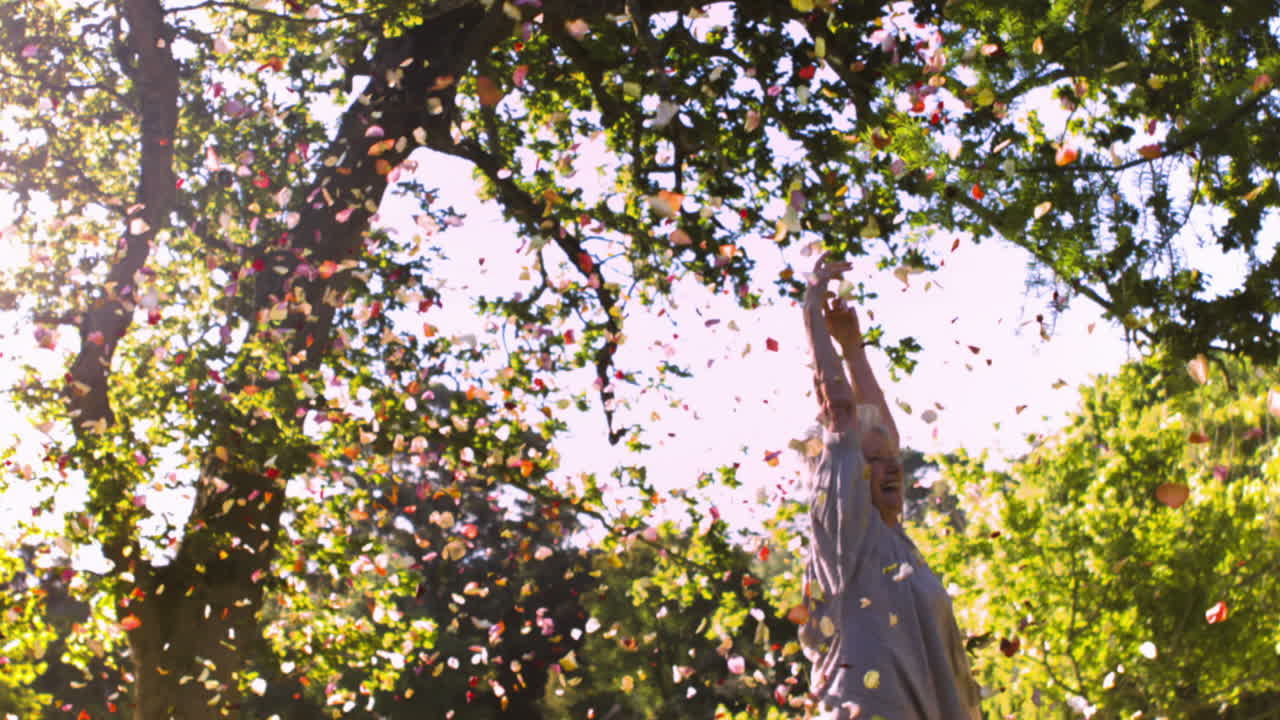 성숙한 여성이 느린 동작으로 서 있습니다.