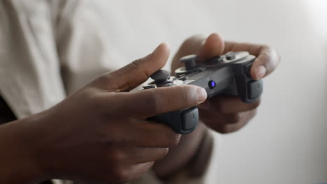 persona jugando a un videojuego