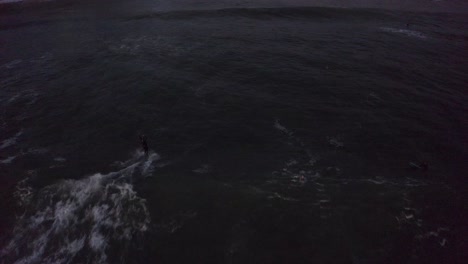 Toma-De-Seguimiento-Aéreo-De-Las-Olas-Rompiendo-Durante-Una-Noche-De-Surf-En-La-Playa-De-Cascais