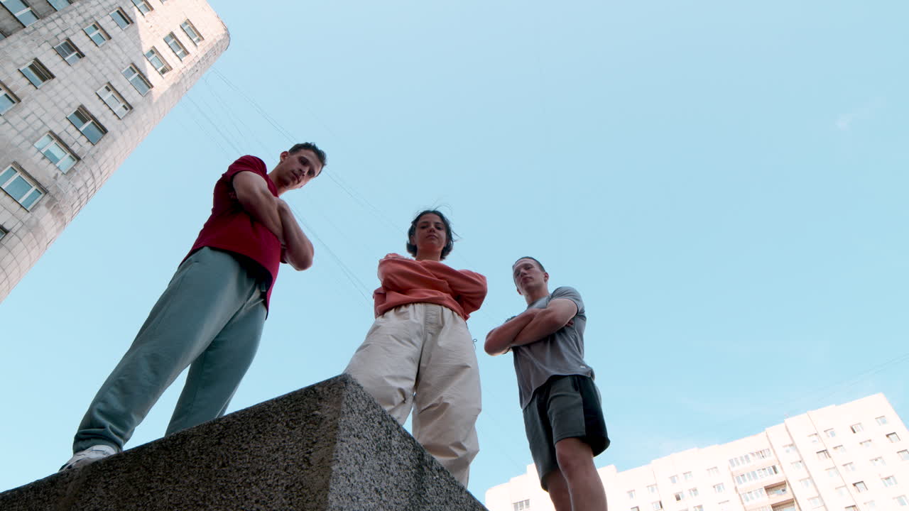 팔을 고 서 있는 친구들