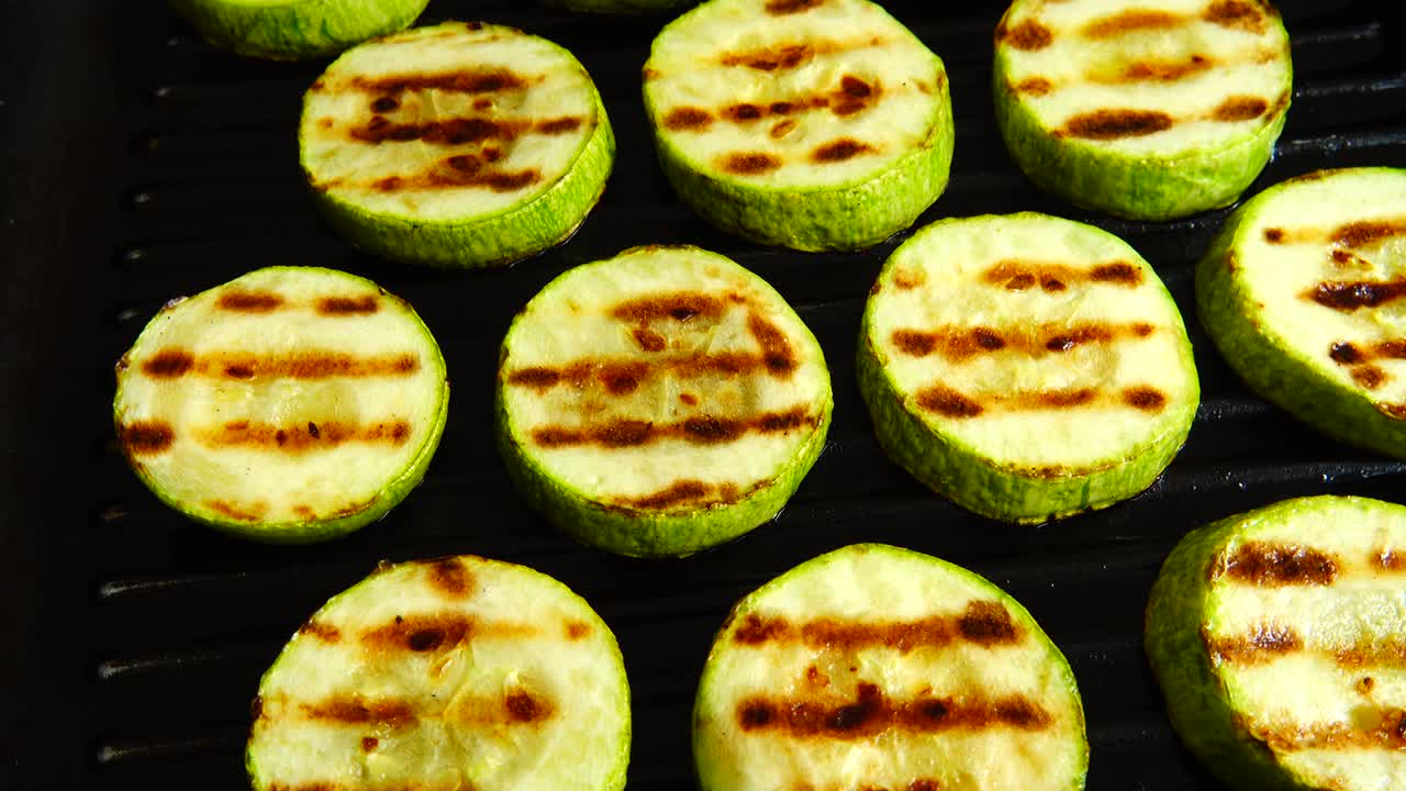 긴 zucchini 조각은 그릴 팬에 회전합니다.