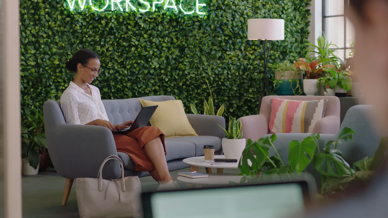 joven mujer de negocios comprando en línea banca usando computadora portátil gastando dinero en tarjeta de crédito disfrutando de una transacción exitosa en la oficina de inicio