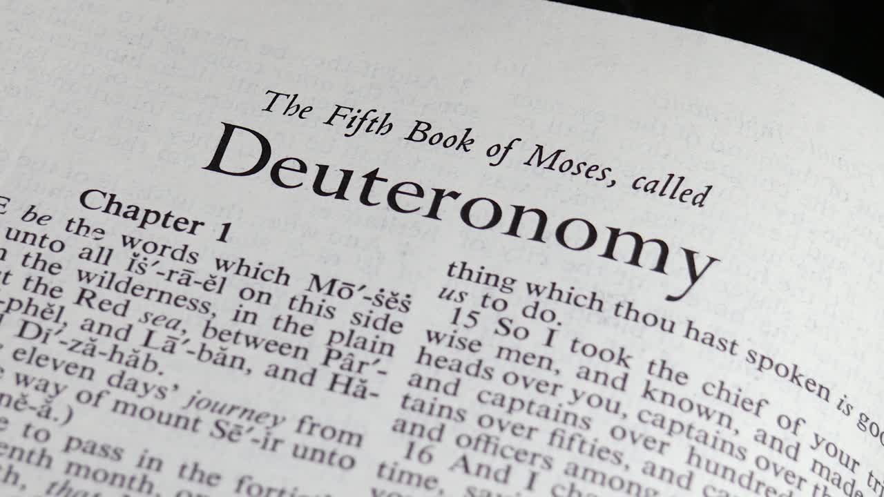 신명기의 책으로 돌아가는 성경의 클로즈업 샷