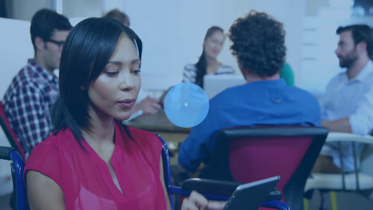 animación de la red de conexiones con iconos de dispositivos sobre diversas personas de negocios en la oficina