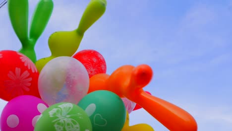 globos en un fondo de cielo azul. muchos globos en el cielo. lapso de tiempo